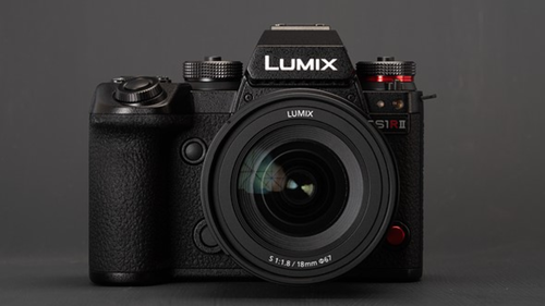 Panasonic LUMIX S1RII.png